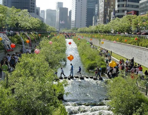 Korea-Seoul-Cheonggyecheon-2008-01